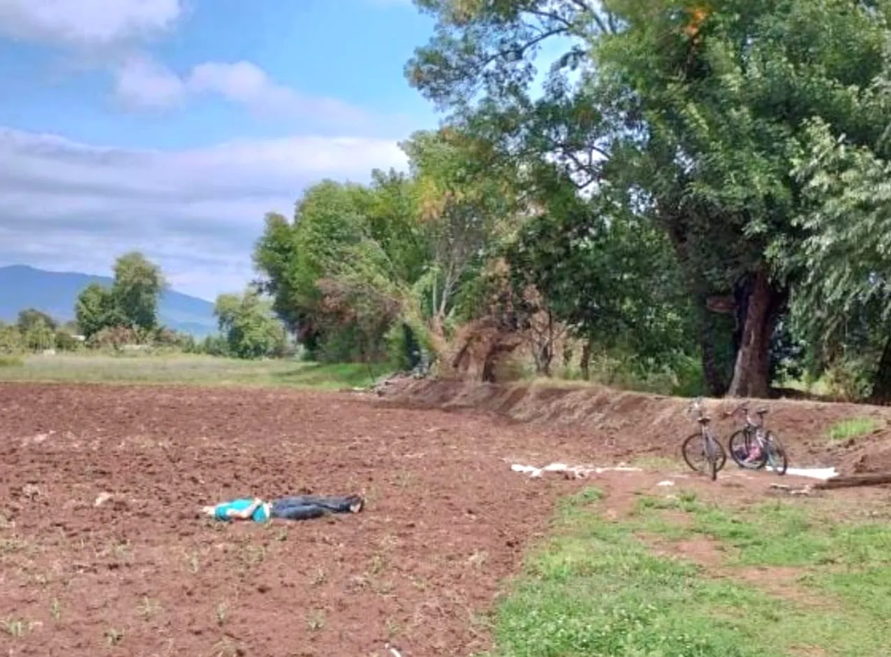 Ejecutan a 2 ciclistas en una parcela de Tangancícuaro