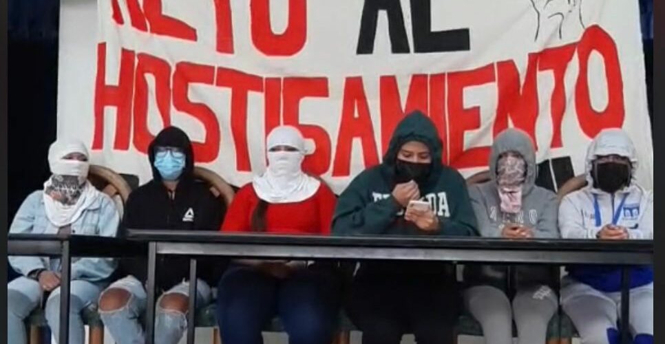Encapuchadas, normalistas acusan a Mariana Sosa de hostigamiento