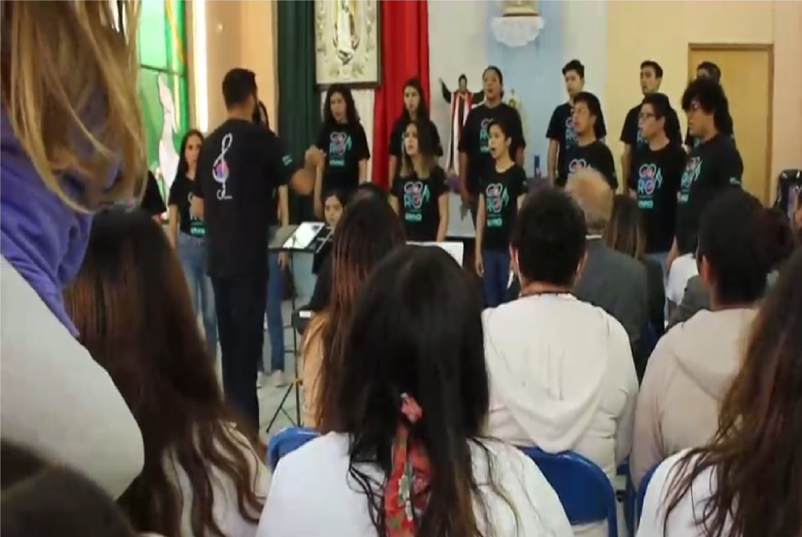 Internas de penal realizan intercambio cultural con coro universitario