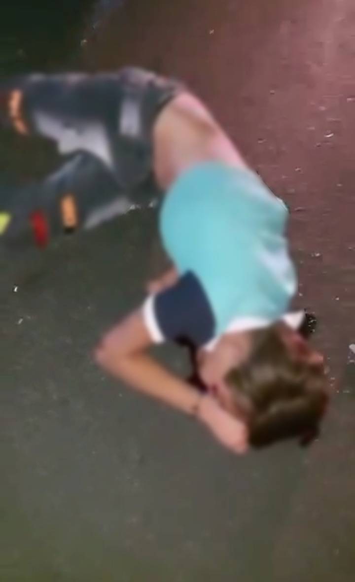 Joven motociclista choca contra muro de contención cuando jugaba carreras