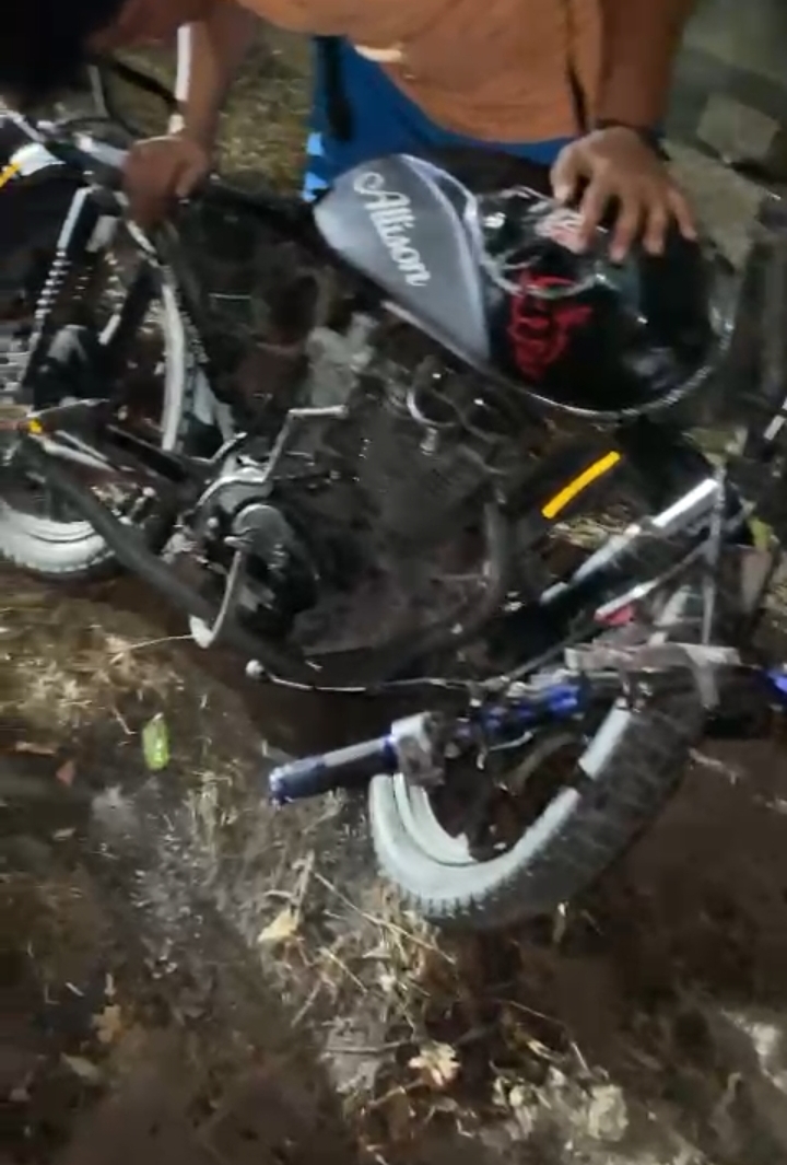 Joven motociclista choca contra muro de contención cuando jugaba carreras
