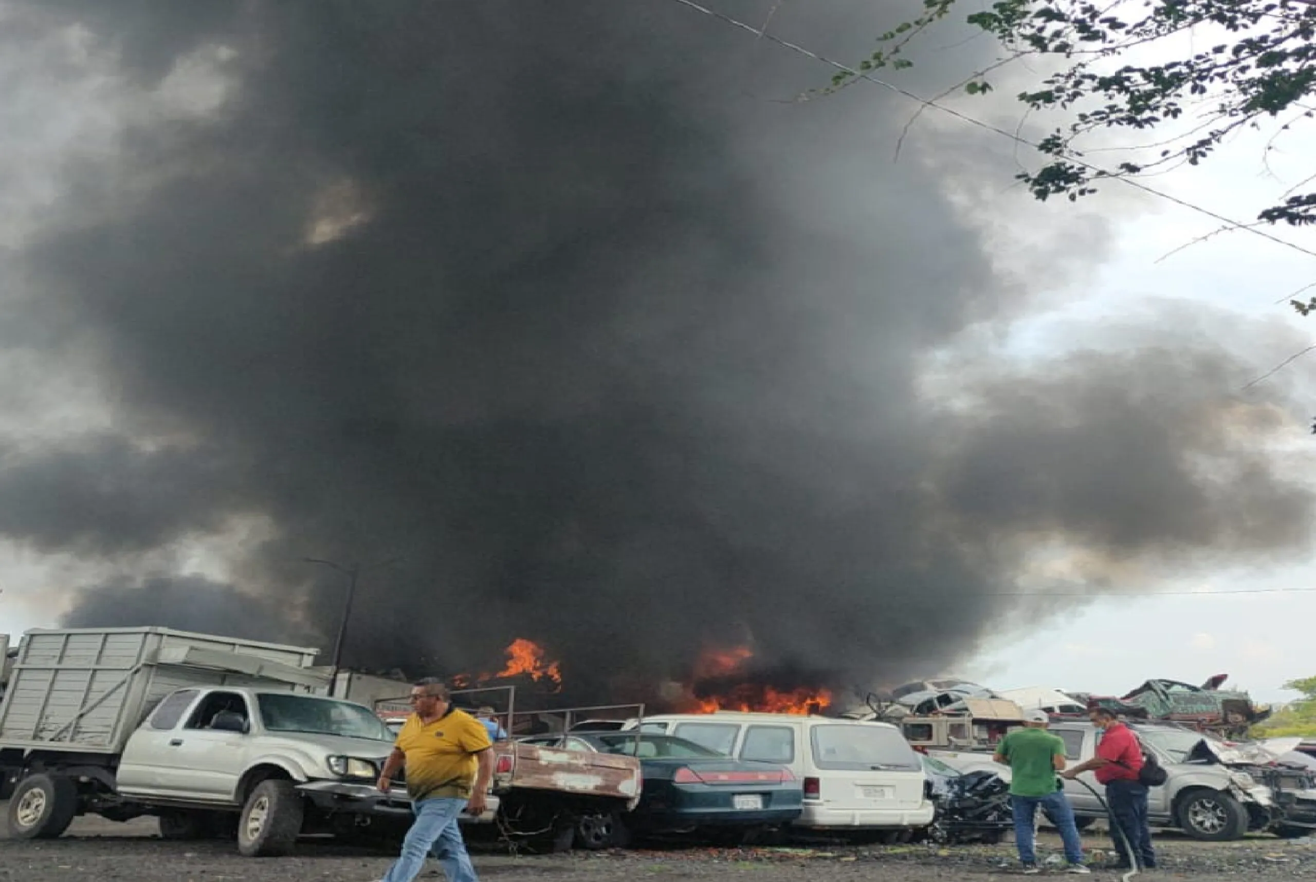 Más de 100 carros se incendian en un corralón en Apatzingán