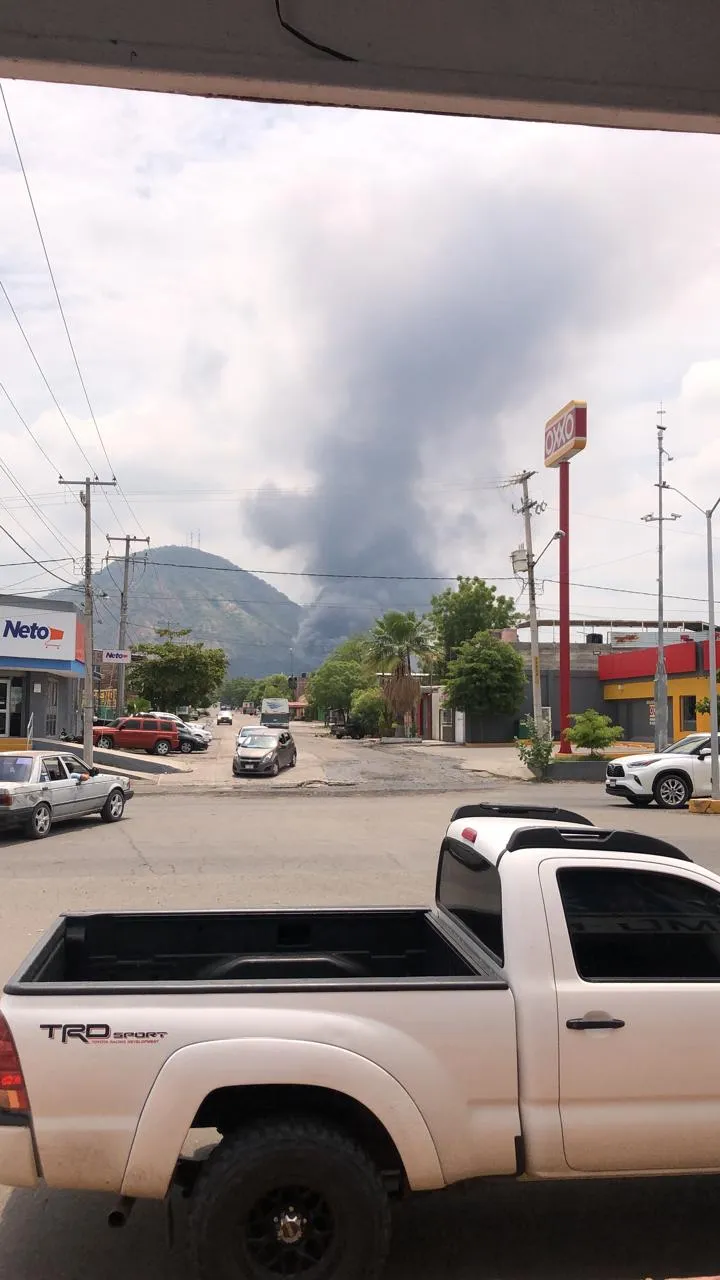 Más de 100 carros se incendian en un corralón en Apatzingán