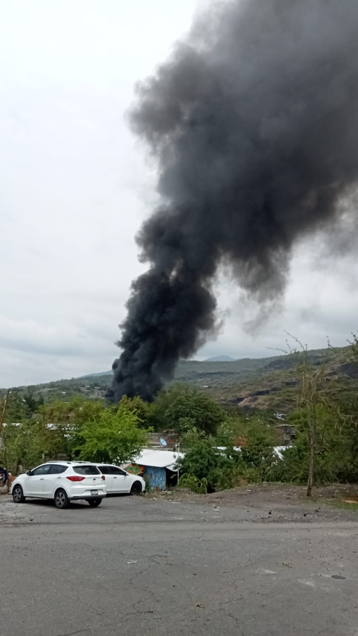 Más de 100 carros se incendian en un corralón en Apatzingán