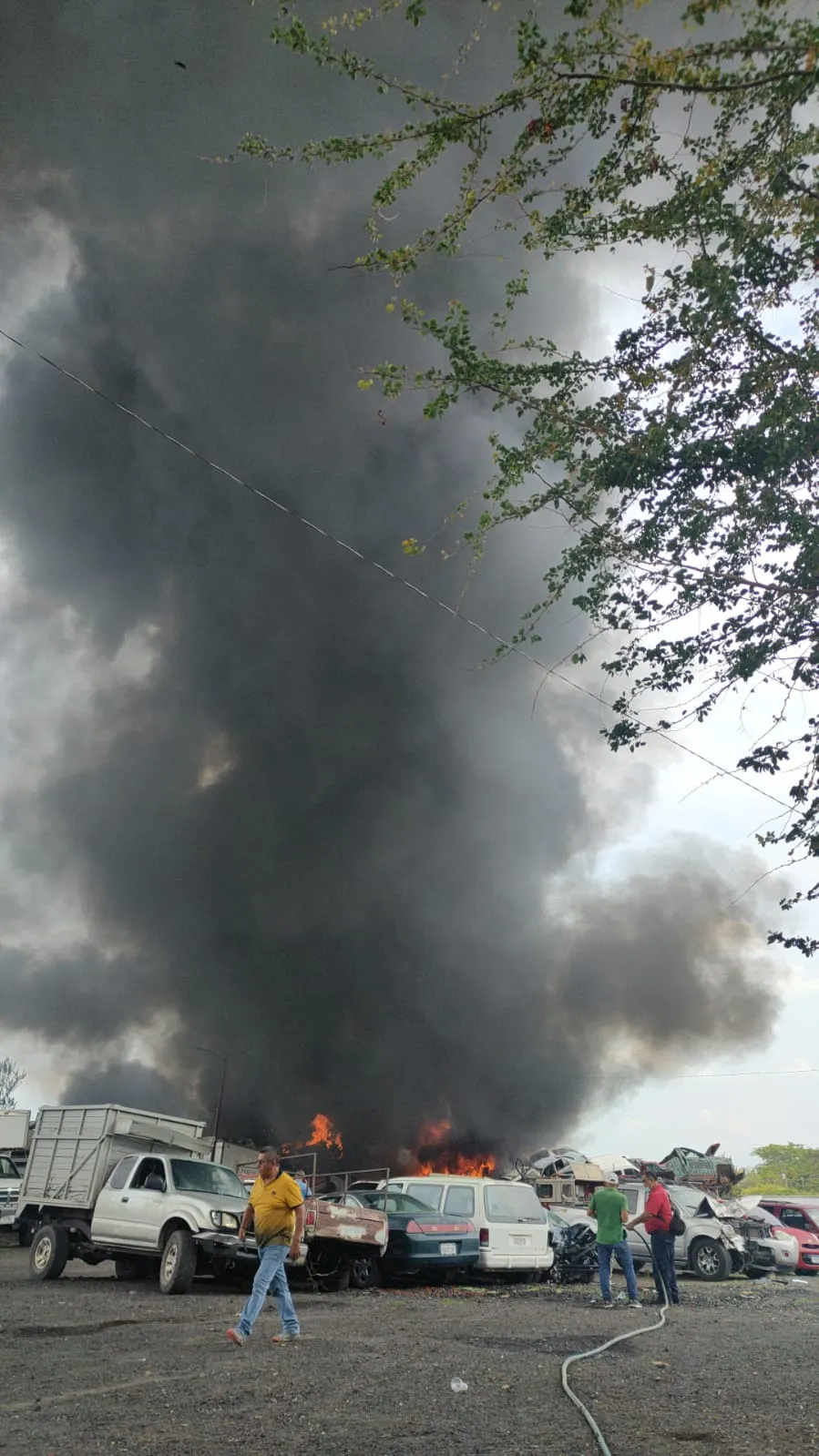 Más de 100 carros se incendian en un corralón en Apatzingán
