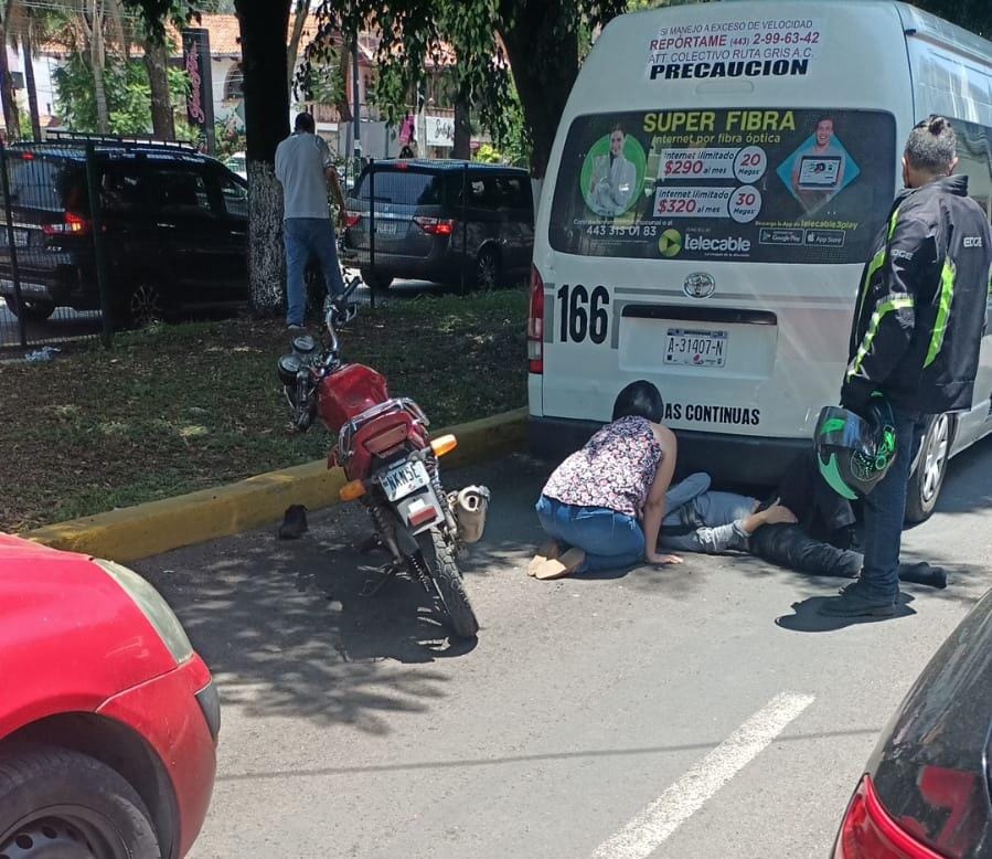 Motociclista choca contra una camioneta del servicio público