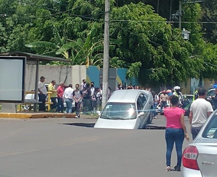 Se abre un socavón en la avenida Siervo de la Nación y cae un carro