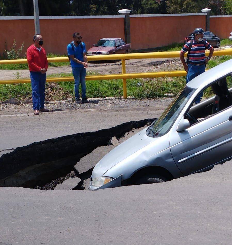 Se abre un socavón en la avenida Siervo de la Nación y cae un carro