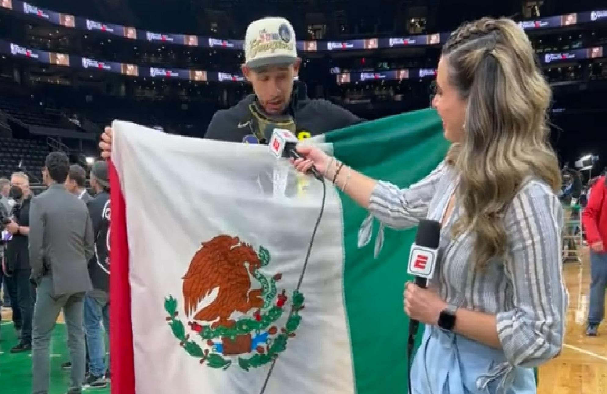 Se convierte Juan Toscano en primer mexicano en ganar título de la NBA