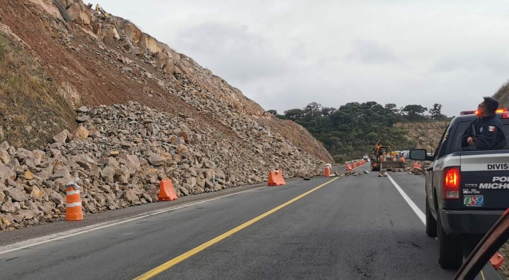 Se derrumba un paderón en la autopista Cuitzeo-Pátzcuaro