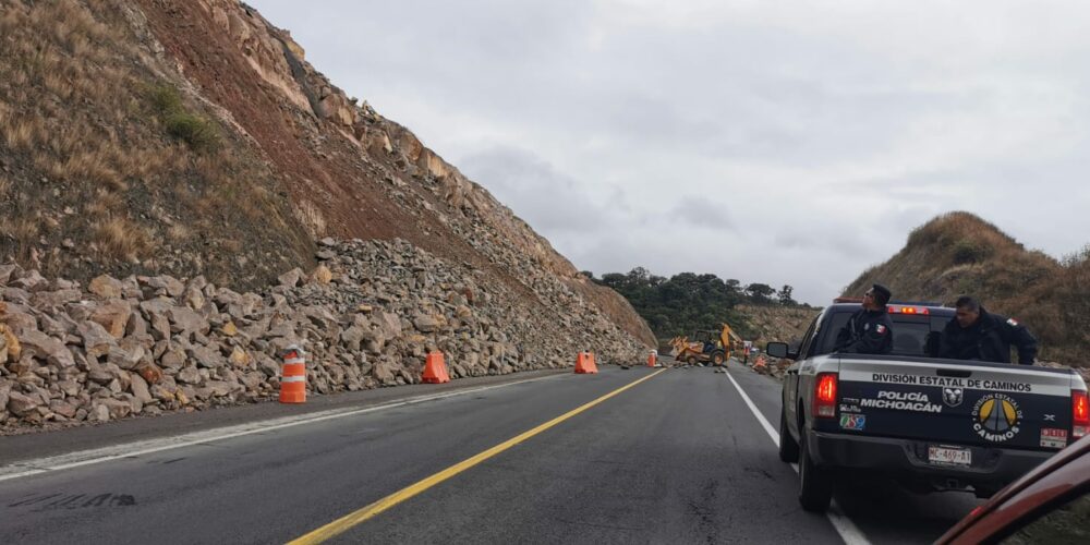 Se derrumba un paderón en la autopista Cuitzeo-Pátzcuaro