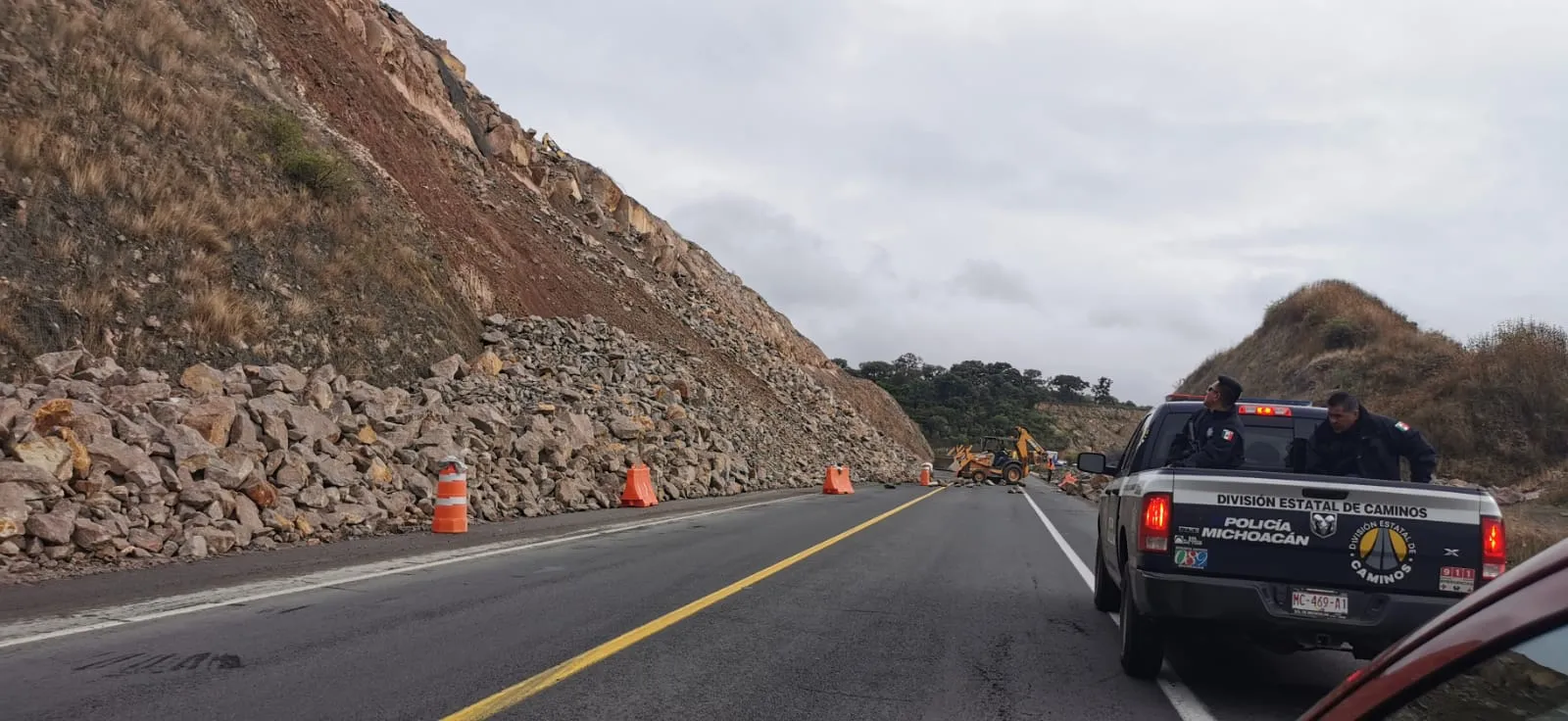 Se derrumba un paderón en la autopista Cuitzeo-Pátzcuaro