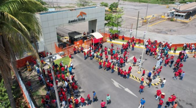 Siderúrgica de Lázaro Cárdenas estalla en huelga