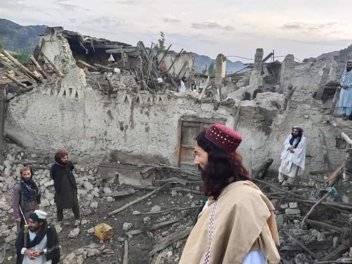 Suman al menos mil muertos tras sismo en Afganistán