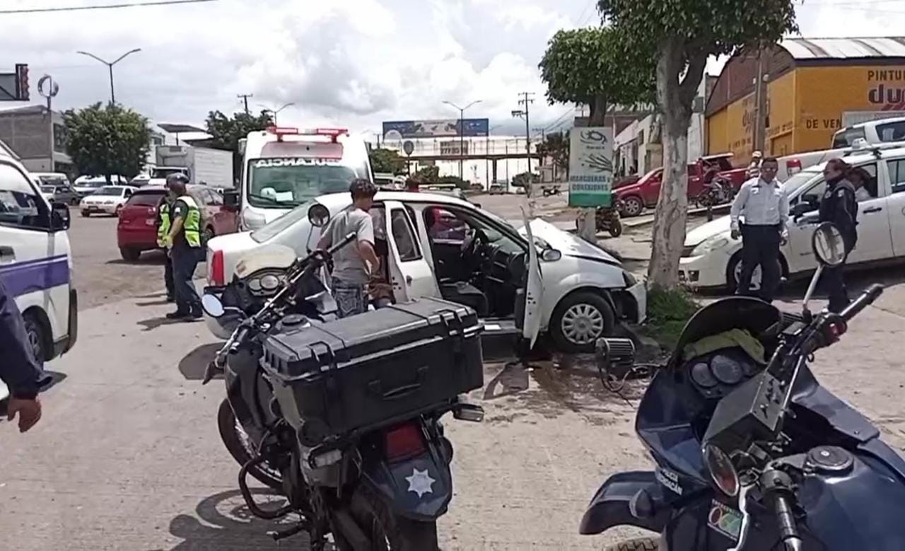 Vehículo choca contra un árbol en la salida a Charo, hay cuatro lesionados