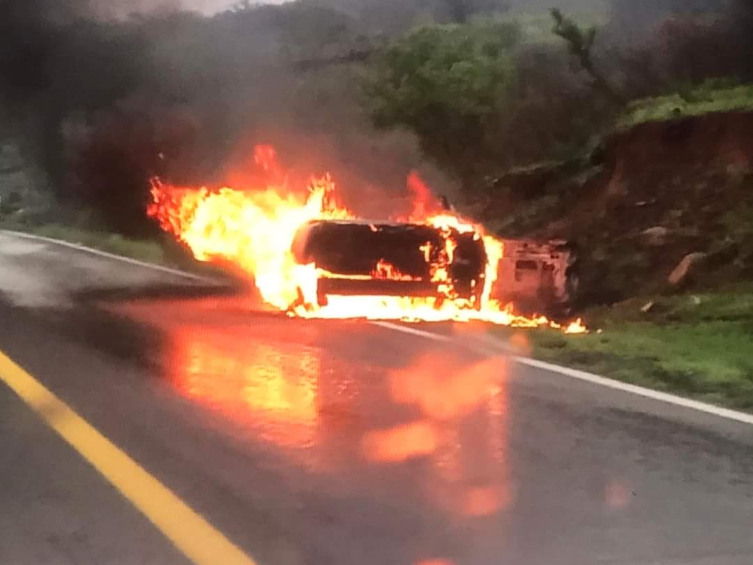 Vehículo se incendia en carretera Morelia – Quiroga