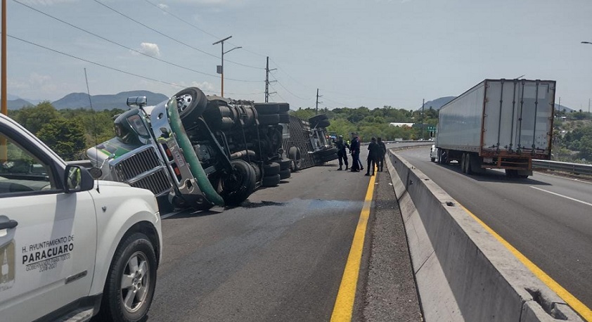 Vuelca camión cargado limón