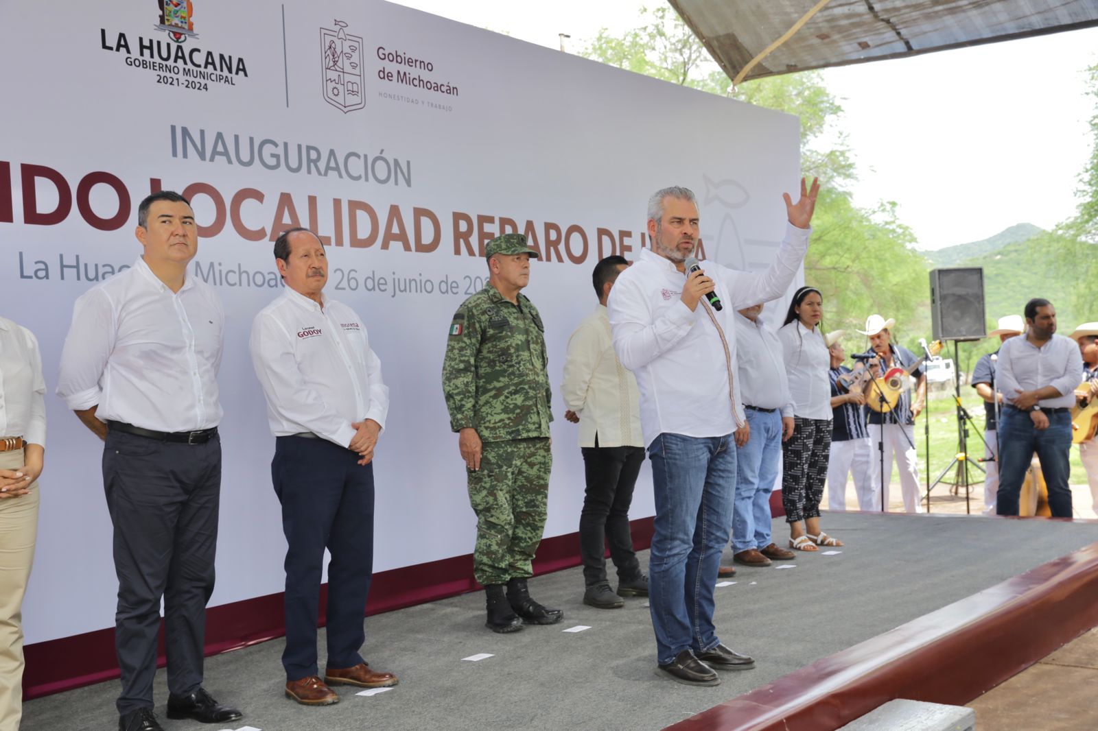 Atiende Bedolla histórica carencia de agua en La Huacana