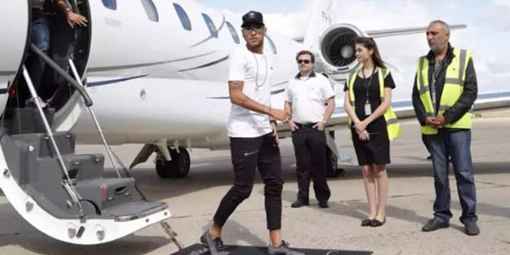 ¡Que susto Neymar! Su avión aterrizó de emergencia