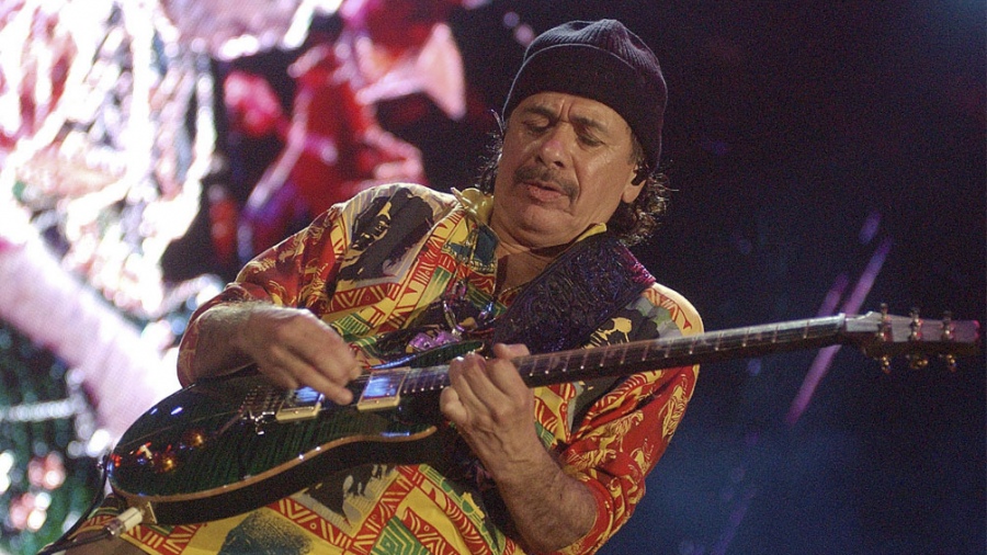 VIDEO: Se desploma Carlos Santana durante concierto en Michigan