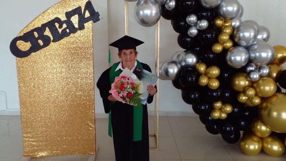 Abuelita de 84 años de edad se gradúa del bachillerato