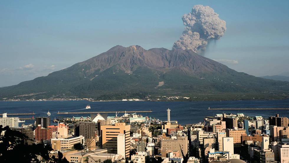 Activan evacuación en zonas cercanas al volcán Sakurajima por erupción