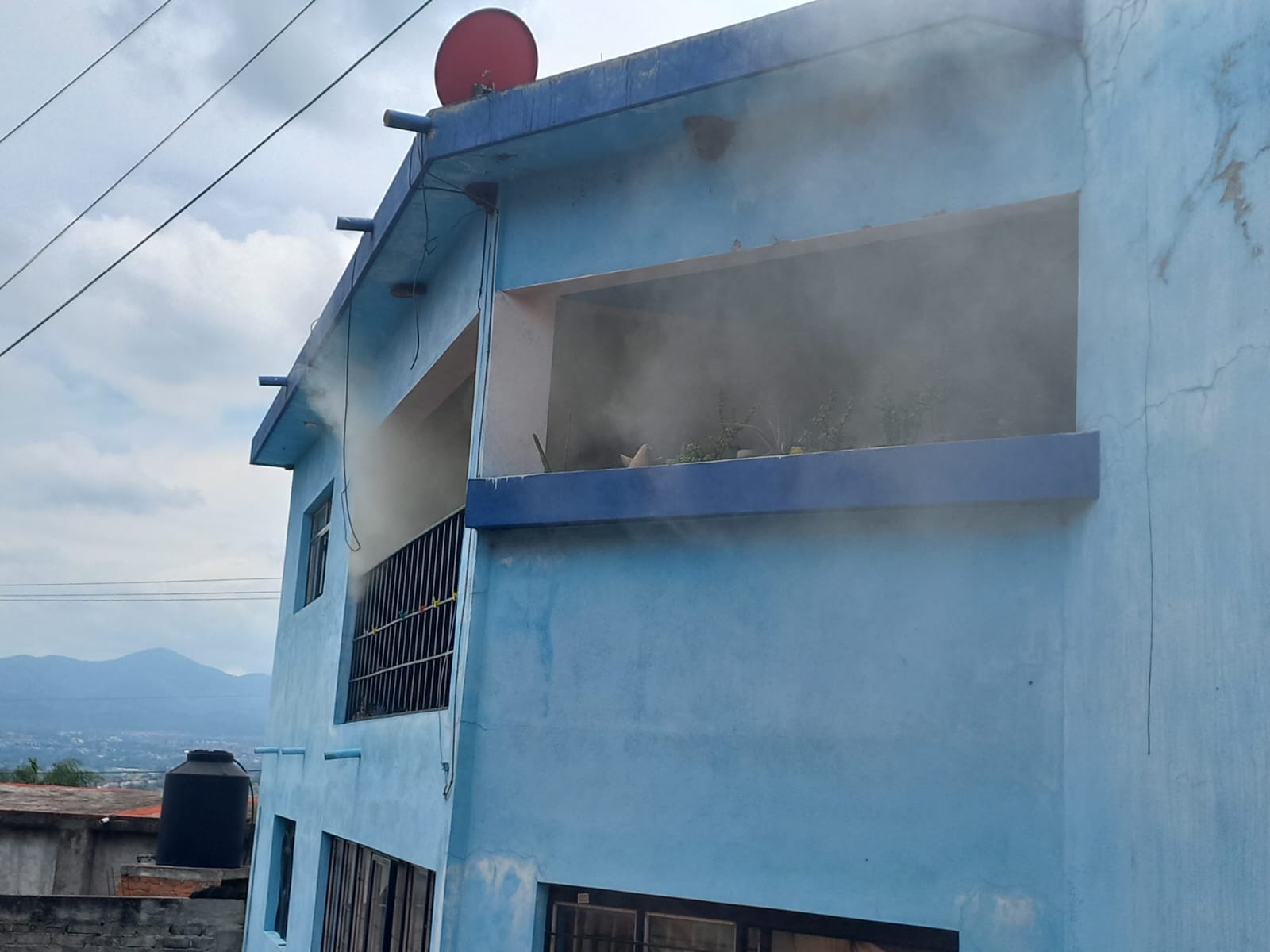 Bomberos controlan incendio residencial en la colonia San Pascual