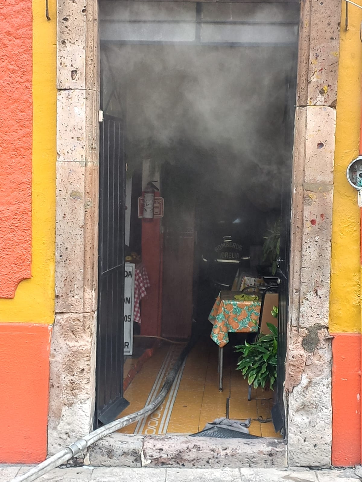 Bomberos municipales logran controlar un incendio en el centro de Morelia