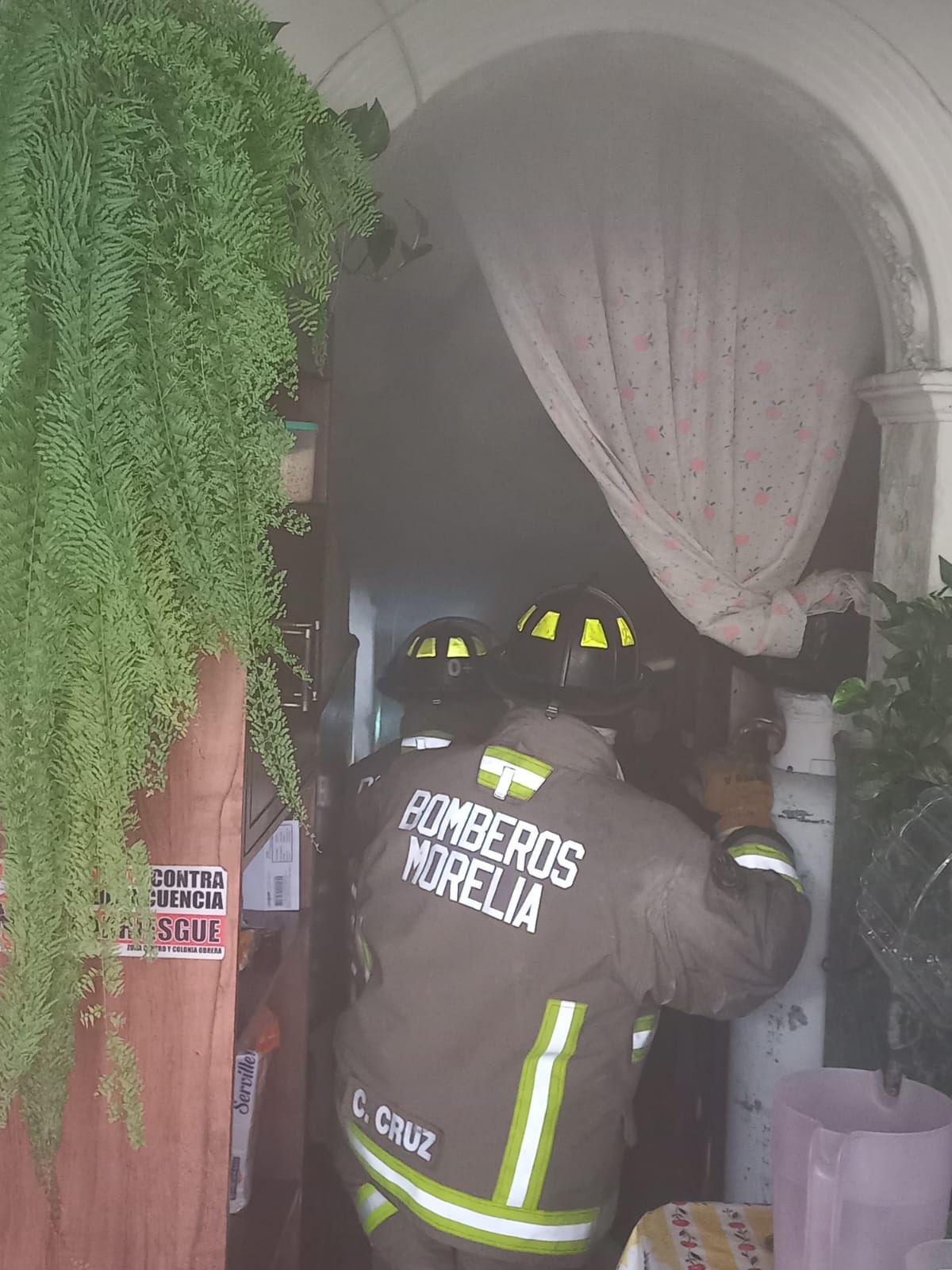 Bomberos municipales logran controlar un incendio en el centro de Morelia