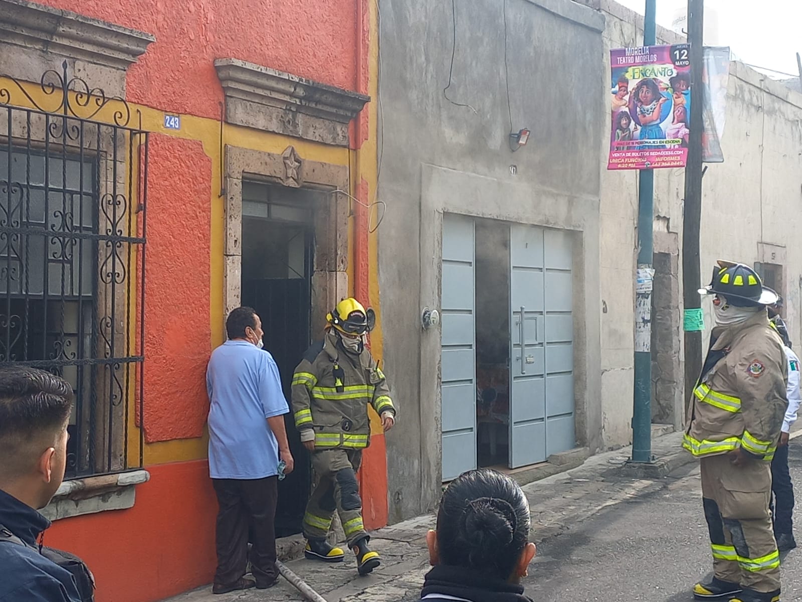Bomberos municipales logran controlar un incendio en el centro de Morelia