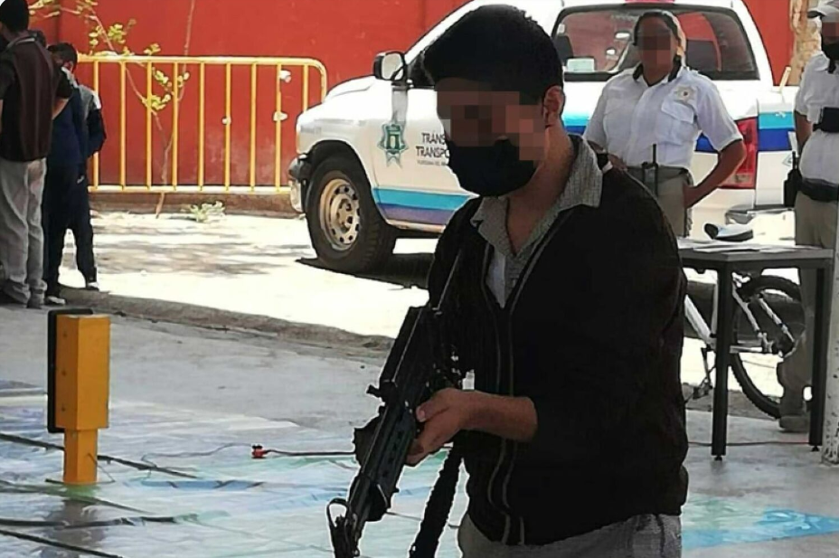 Prestan policías armas reales a alumnos de Guanajuato