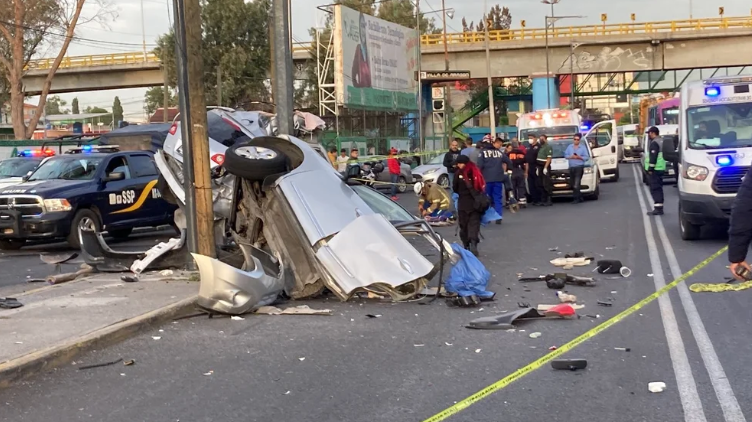 Automóvil se parte en dos; brutal accidente en CDMX