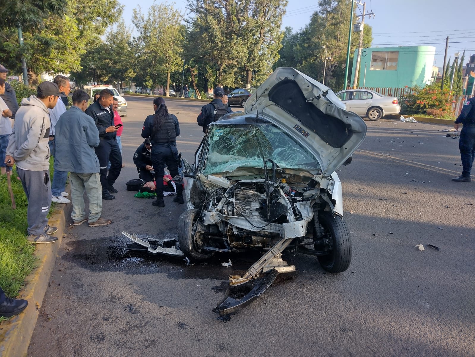 Chocan de frente dos vehículos en la avenida Madero Poniente