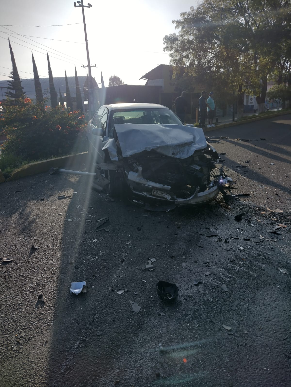 Chocan de frente dos vehículos en la avenida Madero Poniente