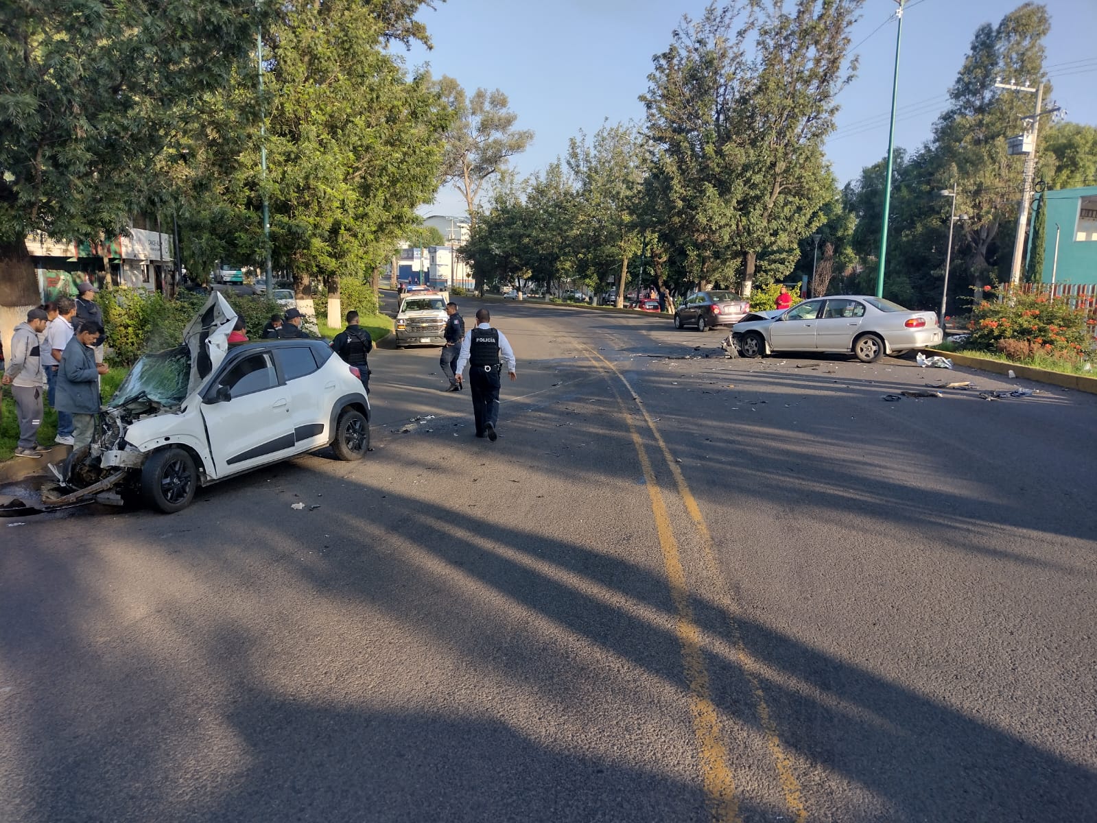 Chocan de frente dos vehículos en la avenida Madero Poniente