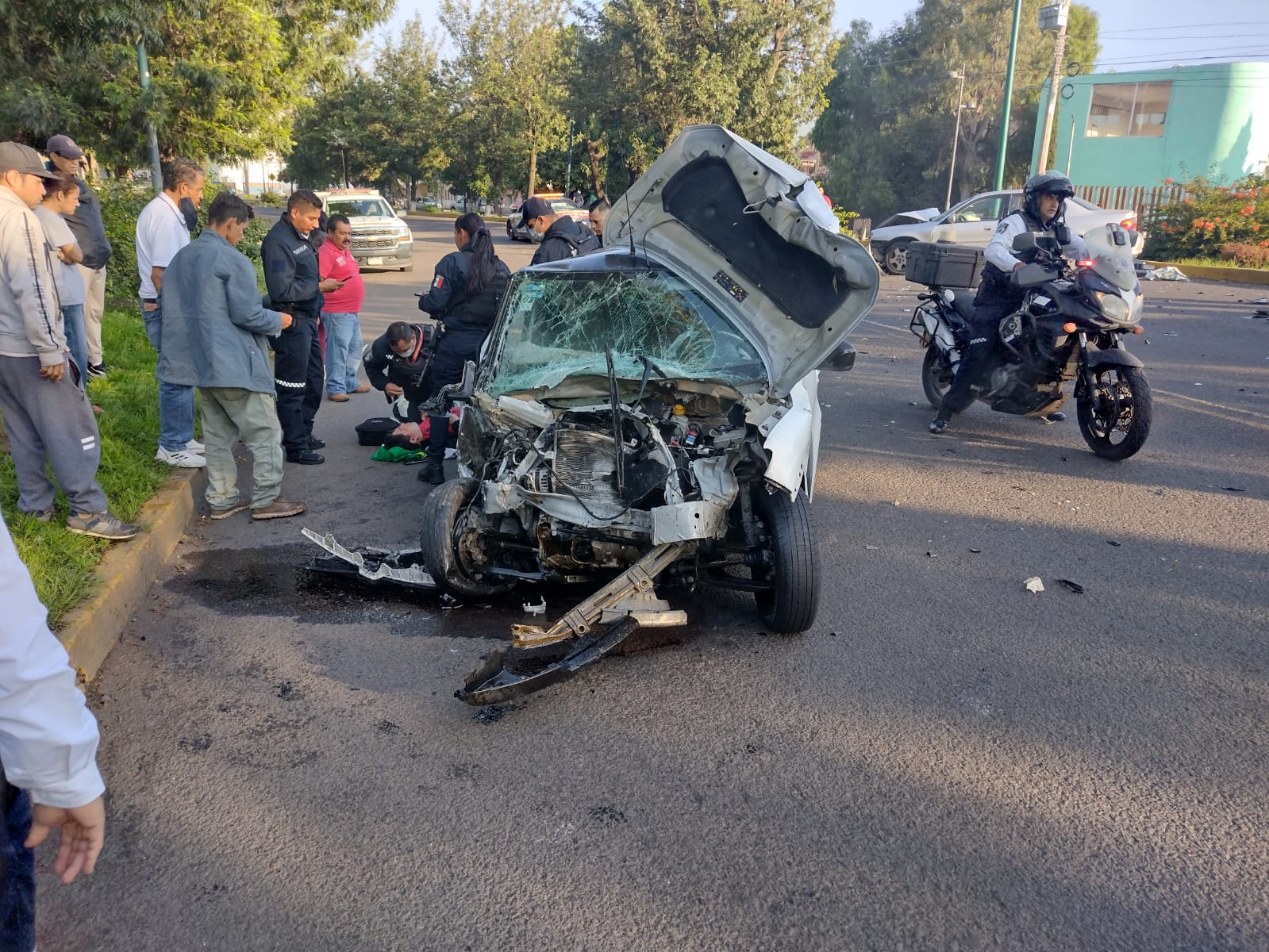 Chocan de frente dos vehículos en la avenida Madero Poniente