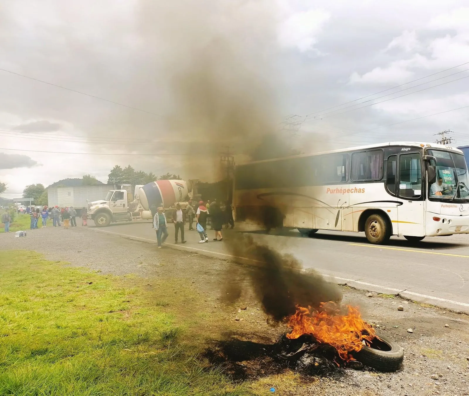 Continúan bloqueos carreteros y quema de llantas tras accidente de estudiante