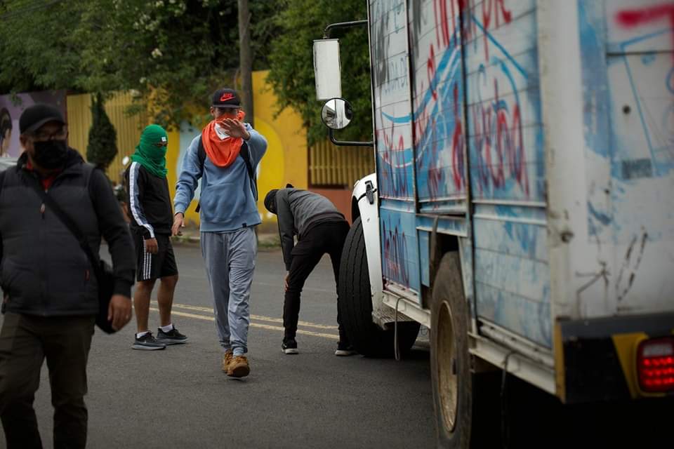 Continúan manifestaciones y agresiones de normalistas a transportistas