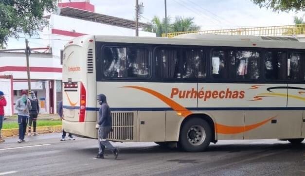 Continúan manifestaciones y agresiones de normalistas a transportistas