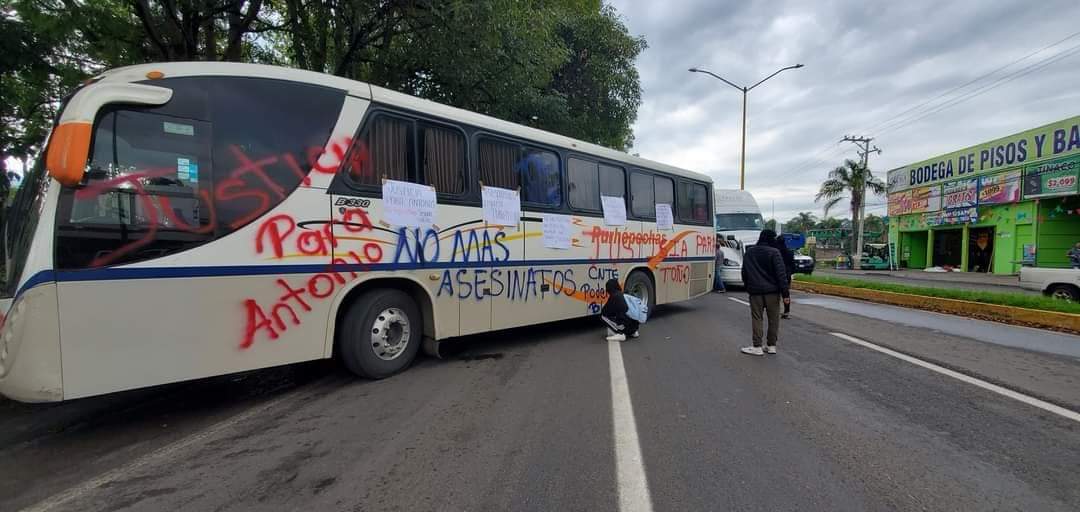 Continúan manifestaciones y agresiones de normalistas a transportistas