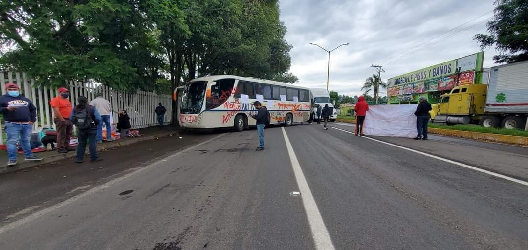 Continúan manifestaciones y agresiones de normalistas a transportistas