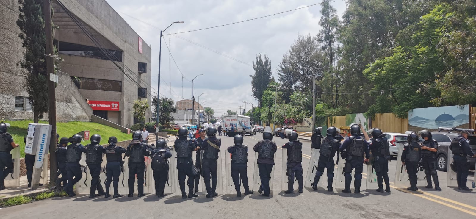 Continúan manifestaciones y agresiones de normalistas a transportistas