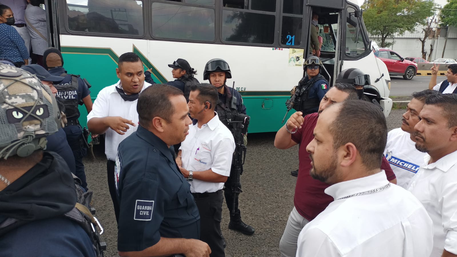 Continúan manifestaciones y agresiones de normalistas a transportistas