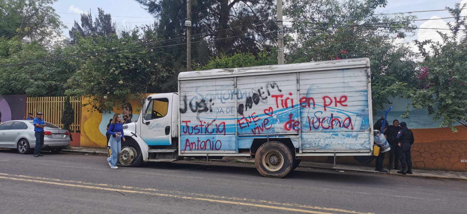 Continúan manifestaciones y agresiones de normalistas a transportistas