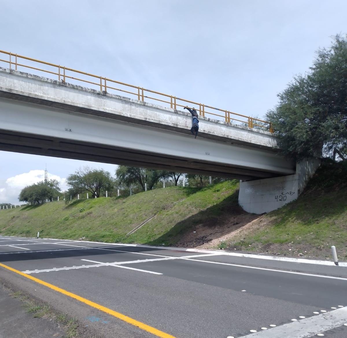 Dejan colgado de los pies en un puente el cuerpo de un sujeto asesinado