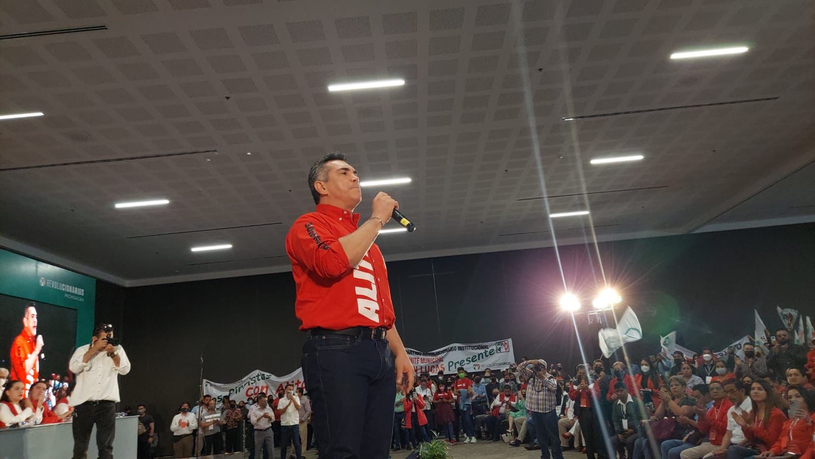 En gira por Michoacán, Alito Moreno no descartar reunirse con Silvano