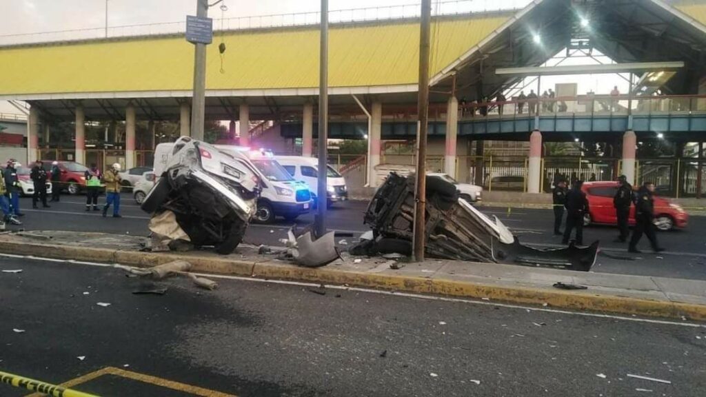 Automóvil se parte en dos; brutal accidente en CDMX