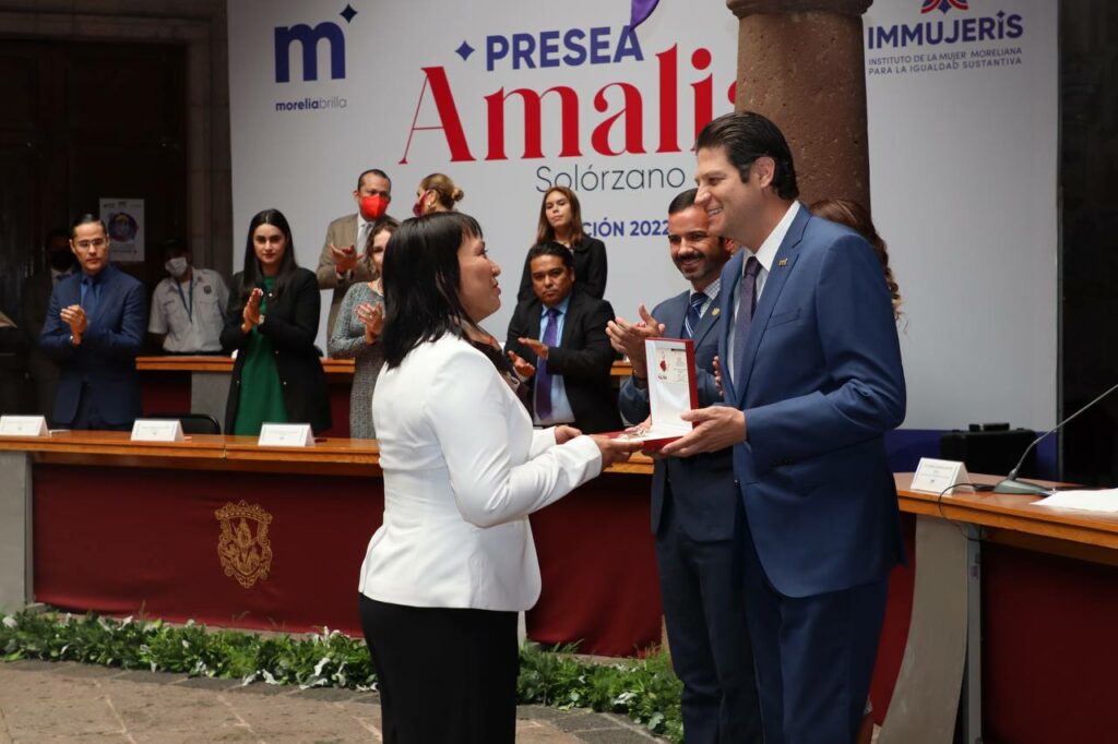 Reconocen Atzimba Ceja con Presea Amalia Solórzano