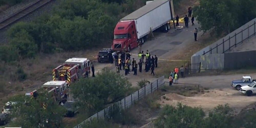 Imputan a 4 personas por muerte de 53 migrantes en tráiler en Texas