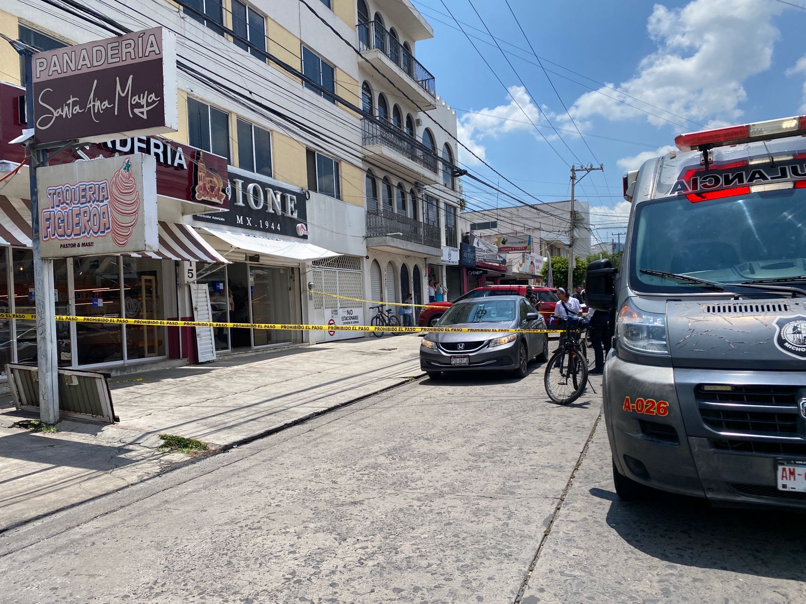 Localizan muerto dentro de un carro en avenida Lázaro Cárdenas en Morelia